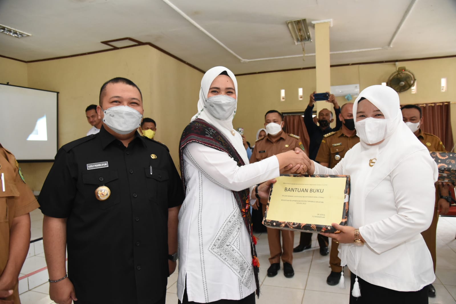 Bupati Dolly : Ayo Tiap Sekolah Yang Ada di Tapsel, Kita Ramaikan Perpustakaan Daerah