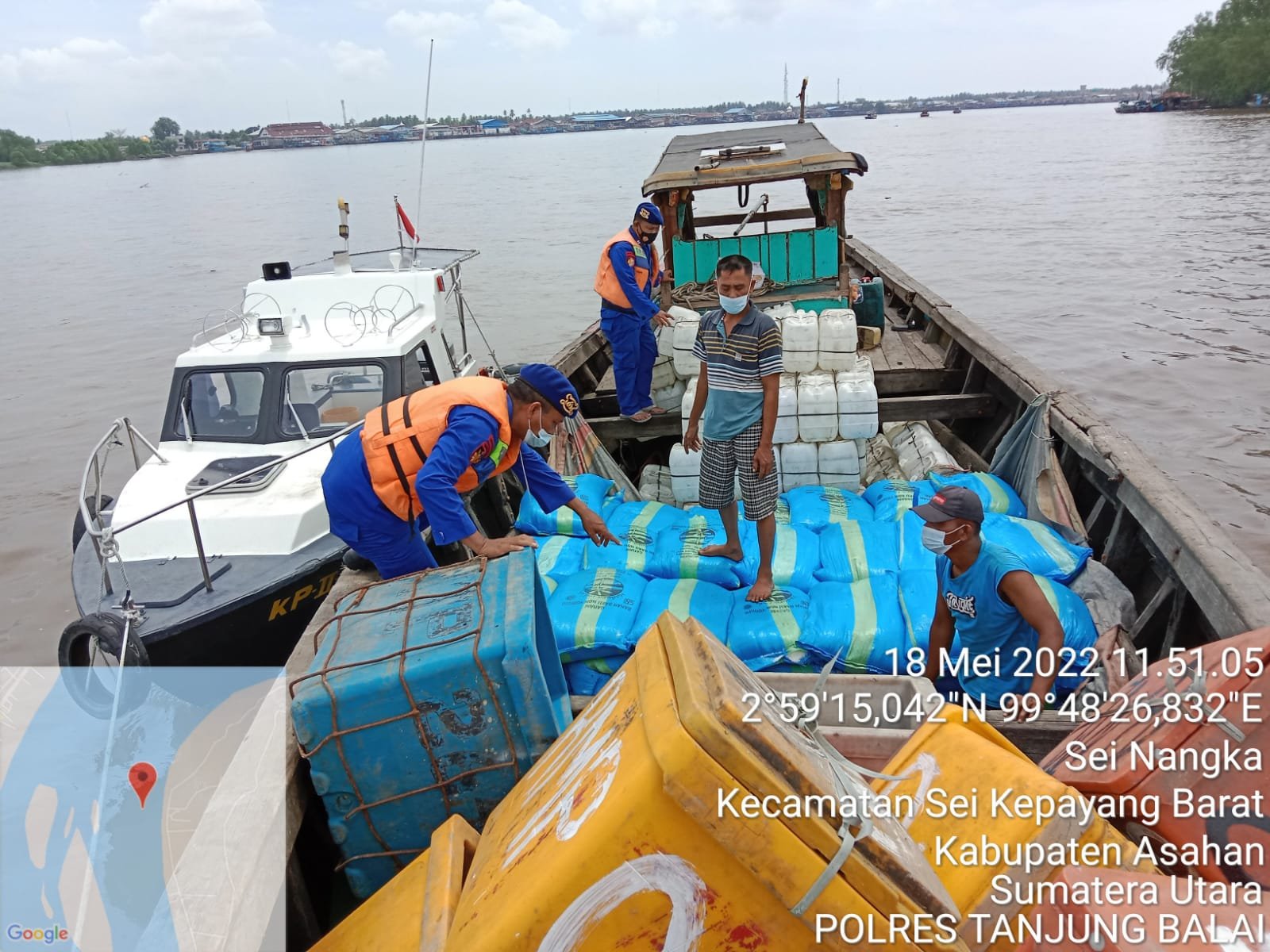 Personil Satpolair Polres Tanjung Balai Giat Patroli Perairan, Kapal KM. Rejeki Dilkukan Pemeriksaan