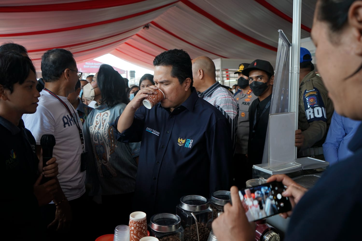 Menteri Erick Tohir Sambangi Booth Rumah BUMN Binaan PLN Saat Kegiatan Pasar Rakyat dan UMKM