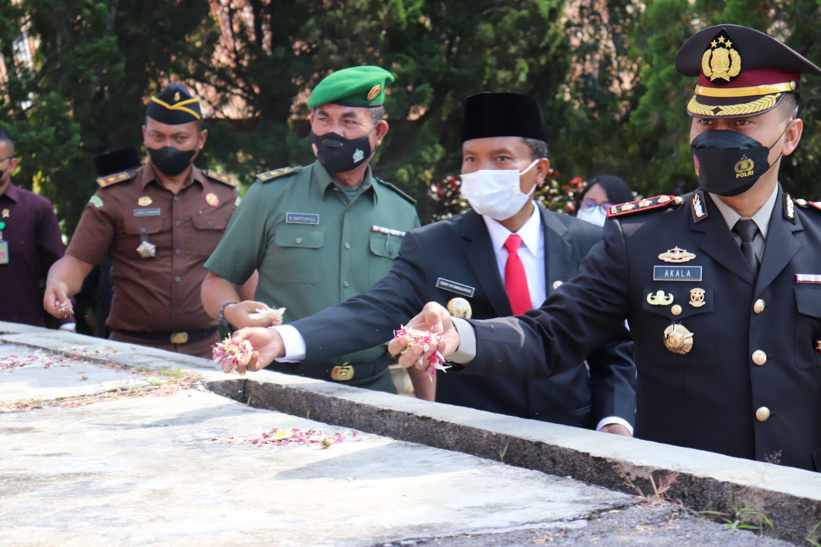 PERINGATI HARKITNAS KE 114, PEMKAB TOBA GELAR UPACARA BENDERA DAN ZIARAH KE MAKAM PAHLAWAN NASIONAL SISINGAMANGARAJA XII.