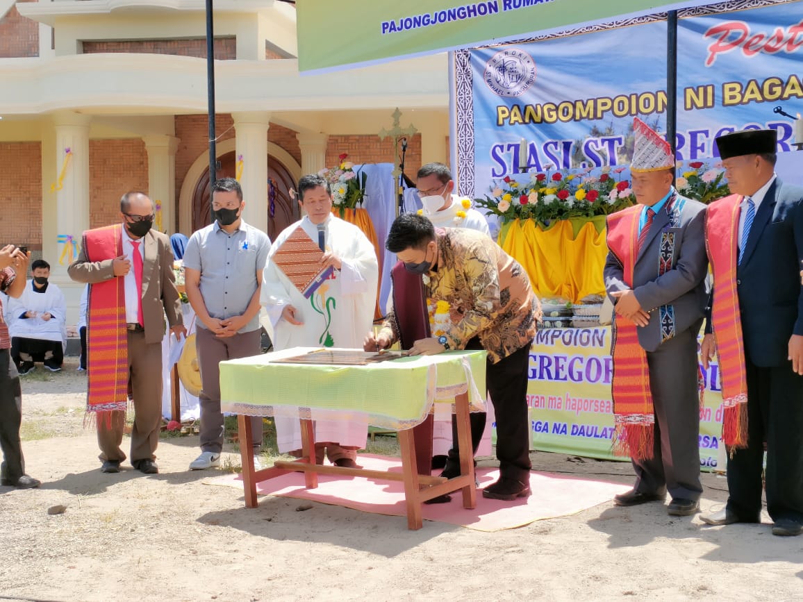 BUPATI SAMOSIR TANDA TANGANI PRASASTI DAN GUNTING PITA PERESMIAN GEREJA KHATOLIK GREGORIUS