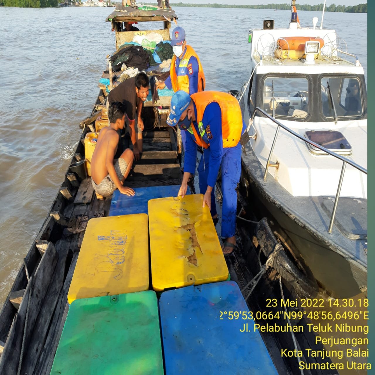 Saat Patroli Laut, Personil Satpolair Polres Tanjungbalai Hentikan Kapal Tanpa Nama Milik Nelayan