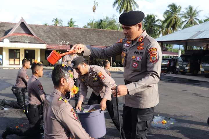 KAPOLRES MADINA MEMIMPIN UPACARA PEMBARETAN KEPADA BINTARA REMAJA YANG TUGAS DI MANDAILING NATAL