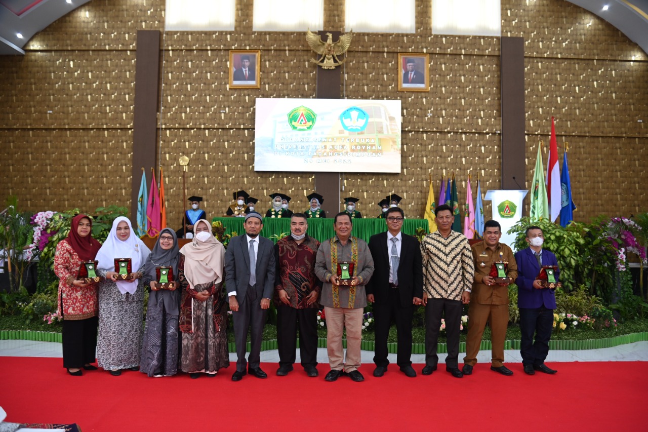 Walikota Padang Sidempuan Irsan Efendi Nasution Hadiri wisuda sarjana ke-47 Universitas Aufa Royhan