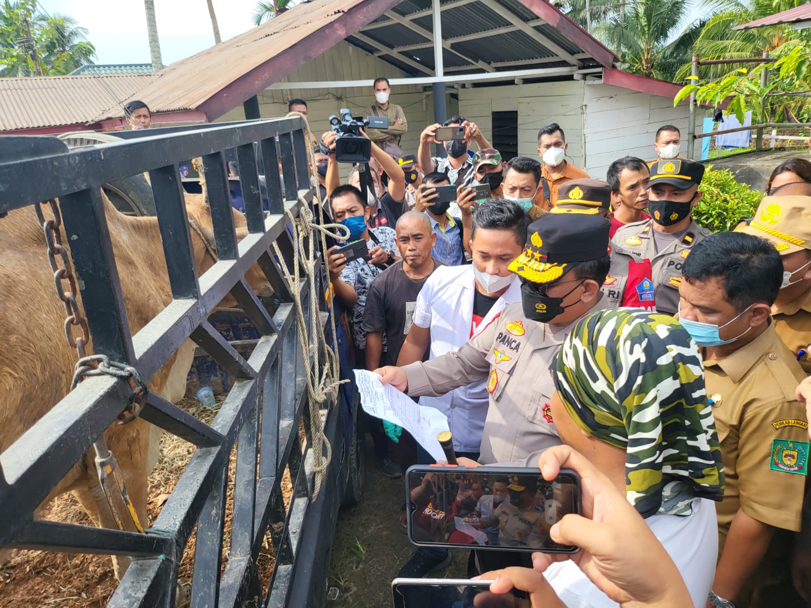 Kapolda Sumut Sidak Peternakan Sapi Cegah Penularan Penyakit Mulut dan Kuku (PMK) di Langkat.