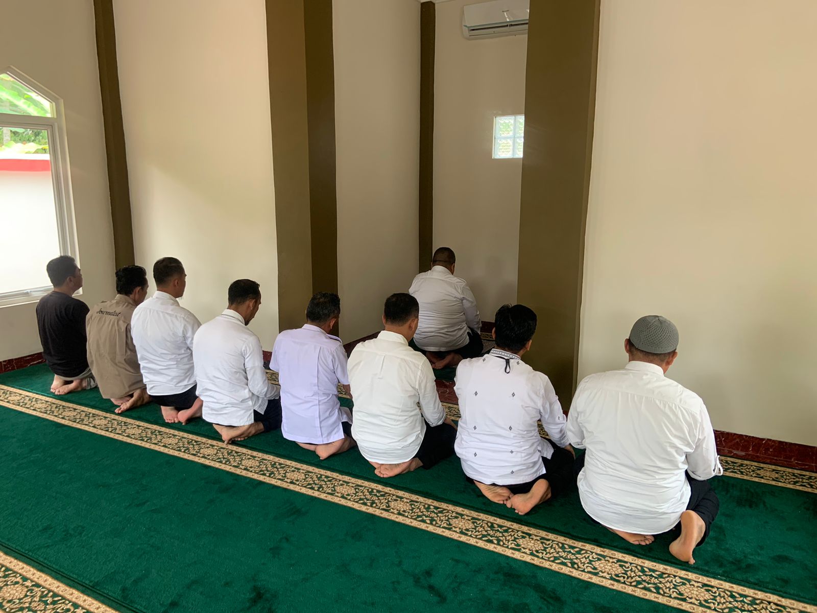 Padatnya Aktivitas Kunjungan,  Bupati Tapsel Jadi Imam Sholat Dzuhur Di Mushollah SPBU