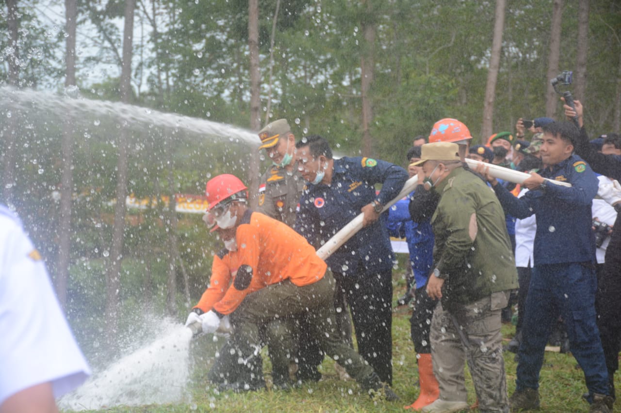 Bupati Tapsel Bersama Kapolres,Danyon C Brimob Poldasu dan Kajari Tapsel Berjibaku Padamkan Api Di Angkola Timur