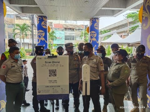 Personel Gabungan Imbau Pengunjung dan Bagi Masker di Thamrin Plaza
