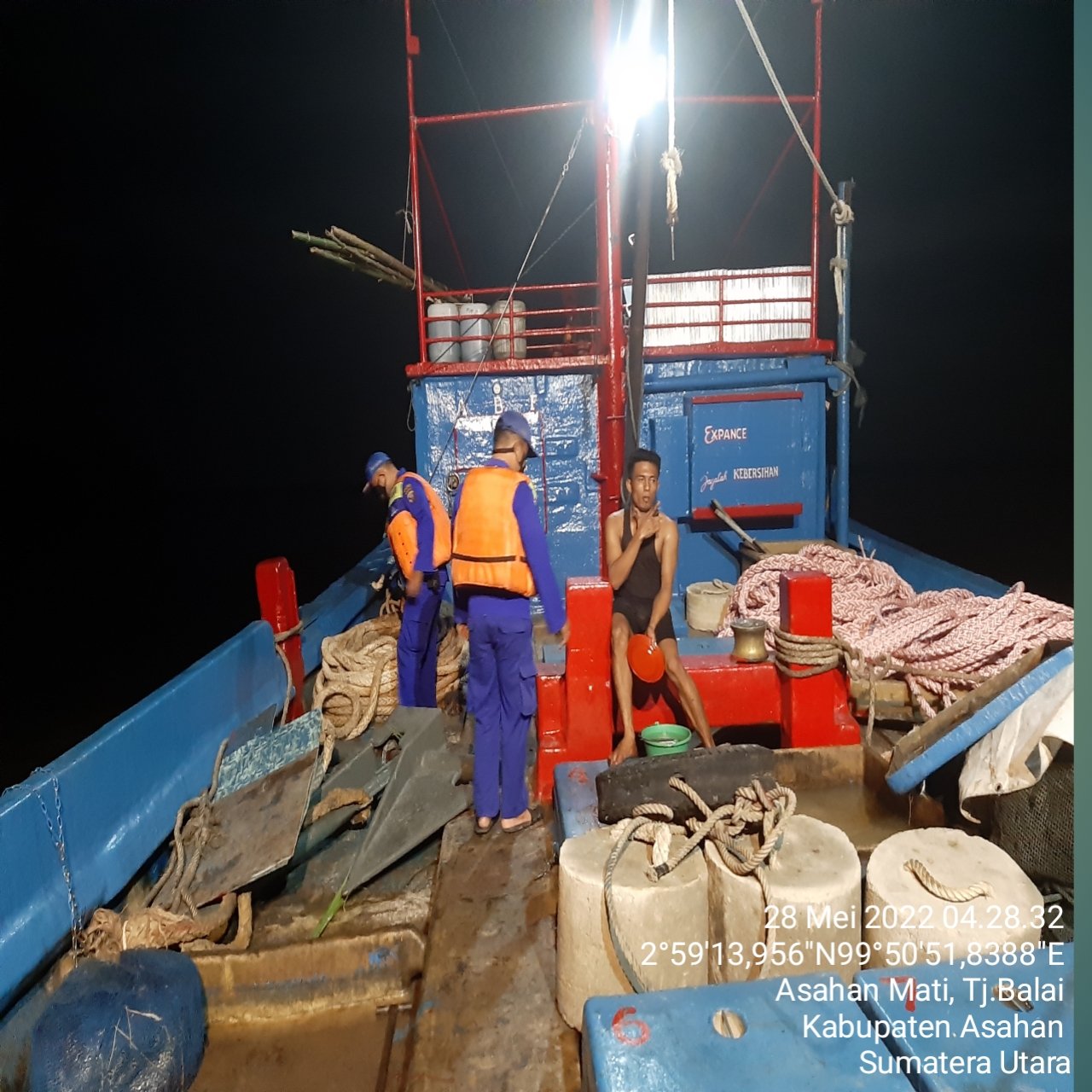 Satpolair Polres TanjungbaIai Hentikan KM. Facific Memori Saat Patroli Perairan Guna Pemeriksaan