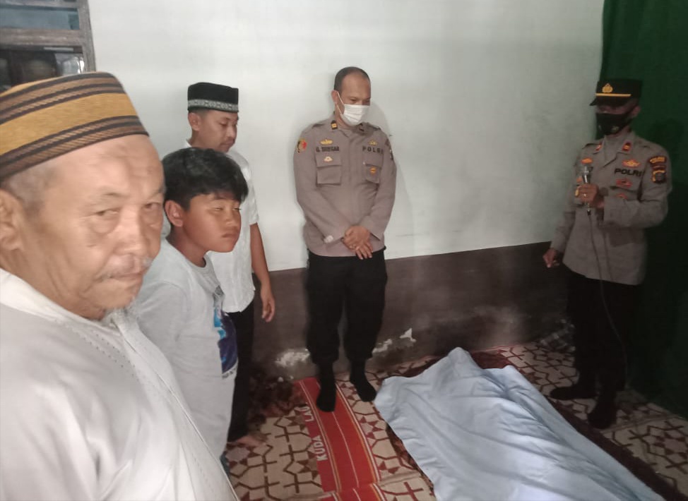 Kapolsek Air Joman Melayat Kerumah Duka Orang Tua dari Personel Polres Asahan Bripka Toto Hadinata