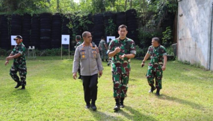 Tingkatkan Sinergitas TNI/POLRI, Kapolres Asahan Bersama Dandim 0208/AS Latihan Menembak