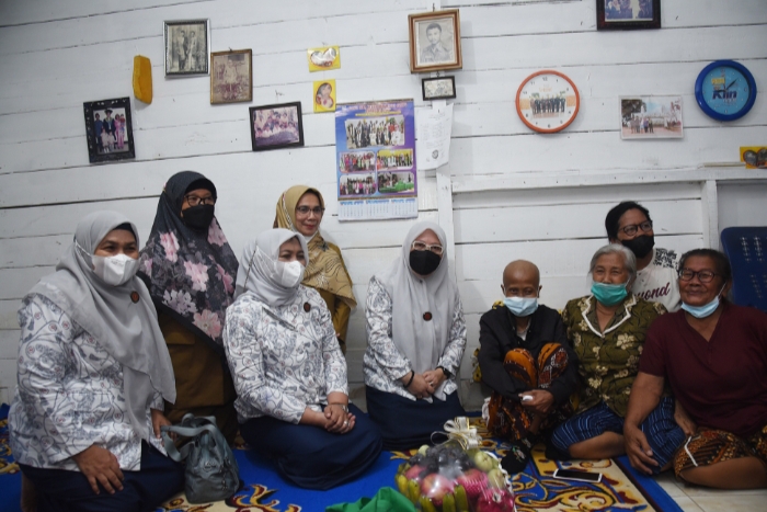 Kunjungi Penderita Kanker di Medan Helvetia, Nawal Lubis Berharap Anita Lawolo Tetap Semangat