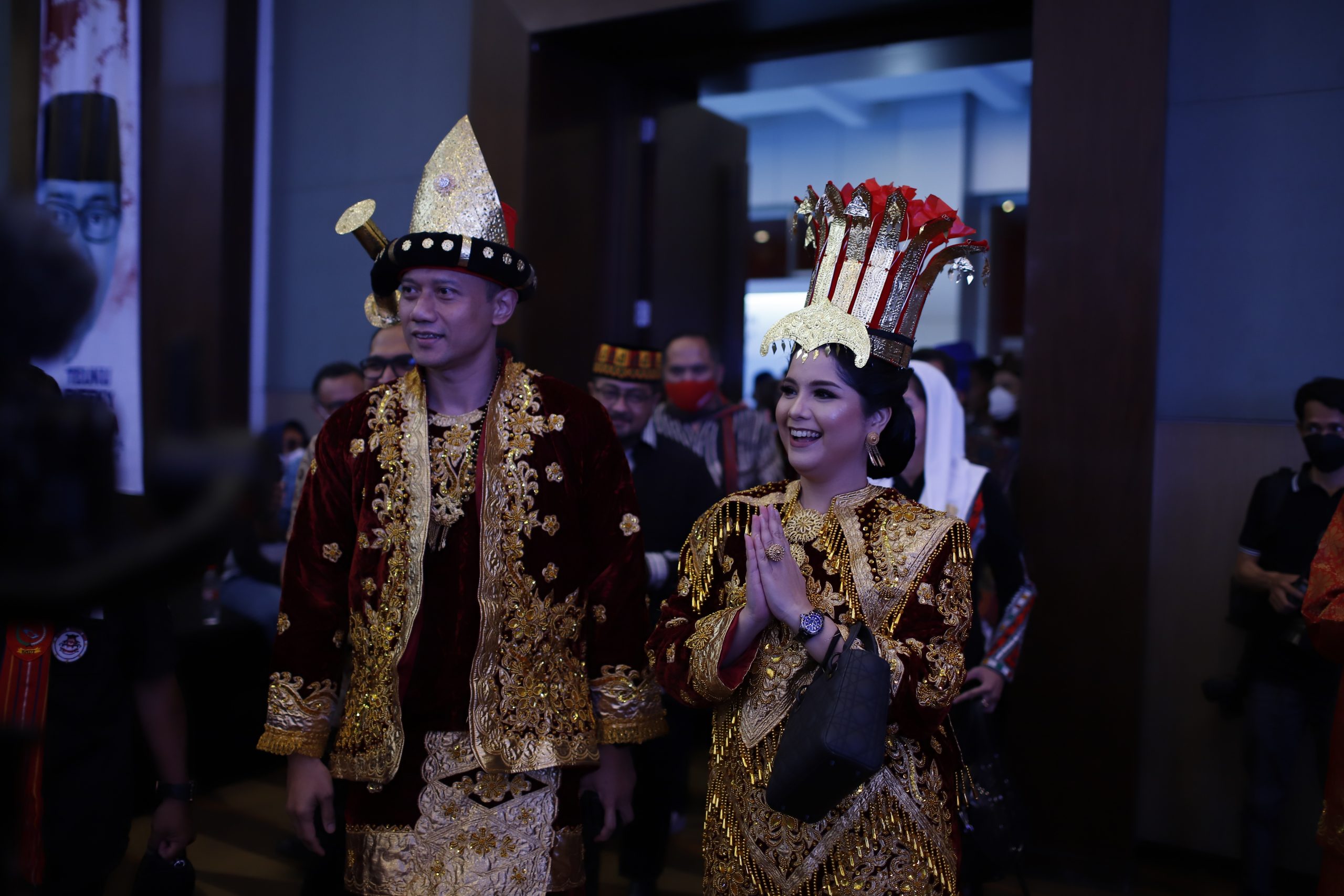 AHY dan Istri Gunakan Baju Adat Sibolga di Malam Yang Tak Terlupakan Partai Demokrat Sumut