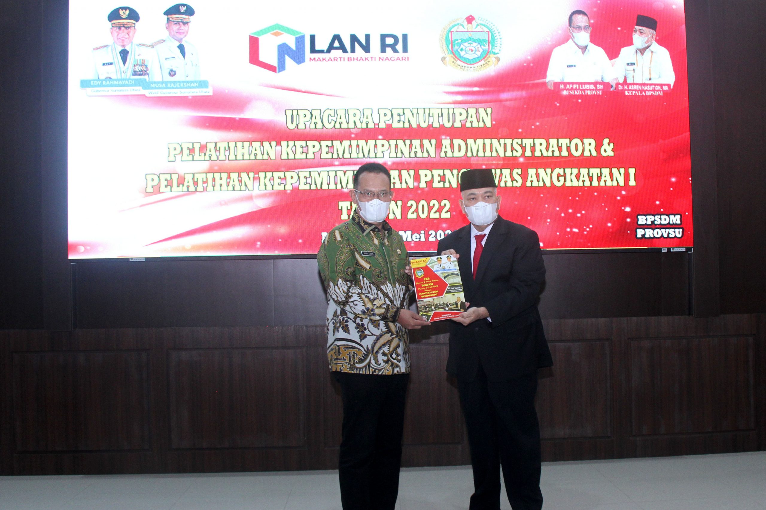 Afifi Lubis Tutup Pelatihan  Kepemimpinan Administrator dan Pengawas