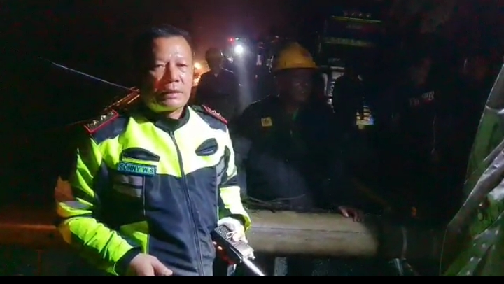 Puting Beliung di Rambung Baru Akibatkan Pohon Tumbang Timpa Truk