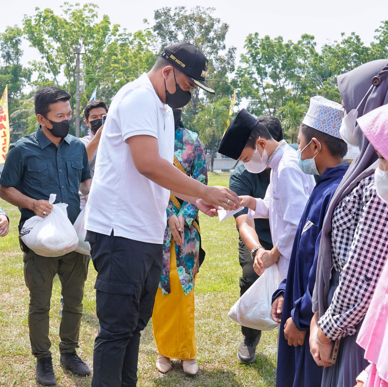 Peringati May Day, Bobby Nasution Serahkan Paket Sembako dan akan Sampaikan Aspirasi Serikat Buruh