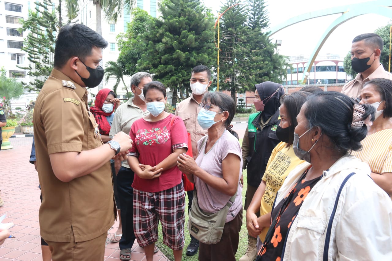 Temui Warga Di Depan Balai Kota, Wali Kota Medan Bagikan Paket Sembako dan Mendengarkan Langsung Keluhan Dari Masyarakat