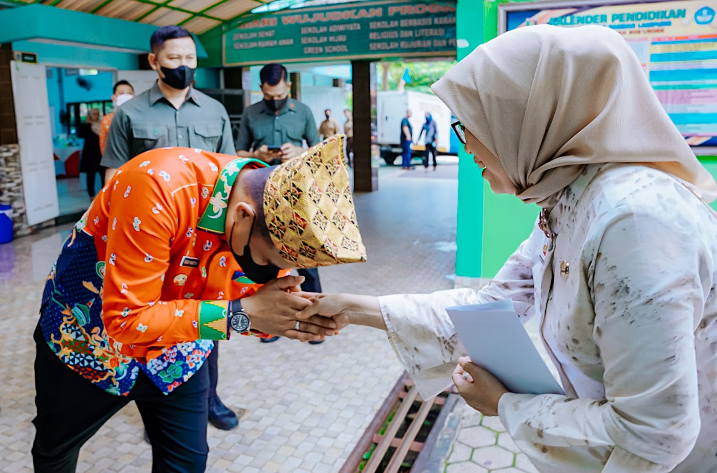 Terharu Lihat Kondisi  SMA-nya Dulu, Bobby Nasution Akan Bantu  Pembangunan Masjid & Gapura SMAN 9 Bandar Lampung