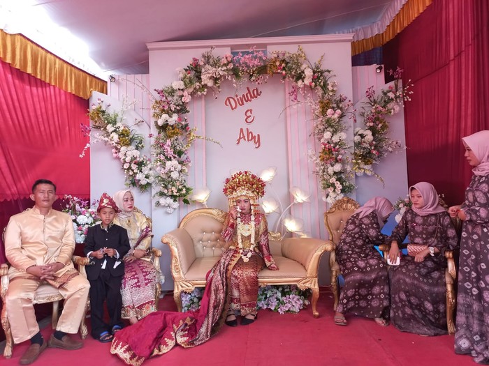 Haruu!! Pengantin Bersanding Sendiri Wanita Cantik Dibalud Pakaian Khas Ini,  Bertulis Dinda & Eby