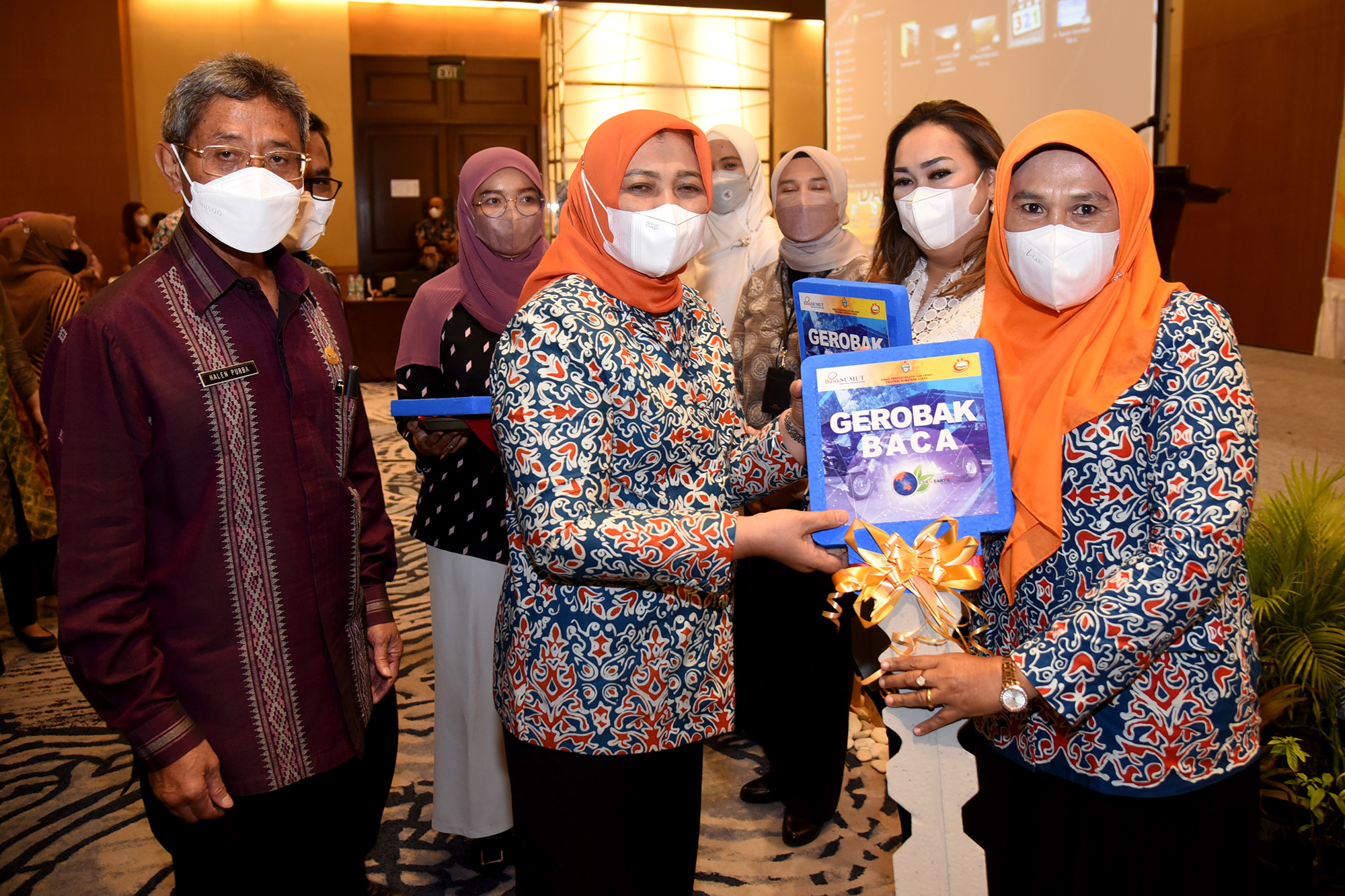 Tingkatkan Minat Baca,  Nawal Lubis  Serahkan Gerobak Baca kepada Lima Kabupaten