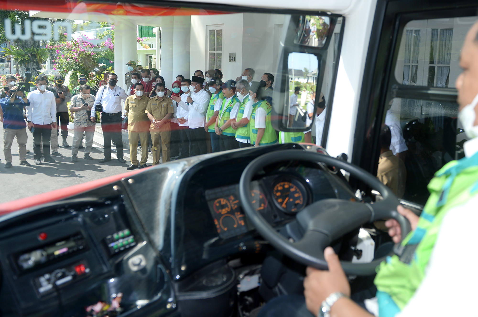 Gubernur Sumut Lepas Keberangkatan  Bus Bakti Kesehatan Bermartabat, Lanjutkan Program Layanan Keliling untuk Rakyat
