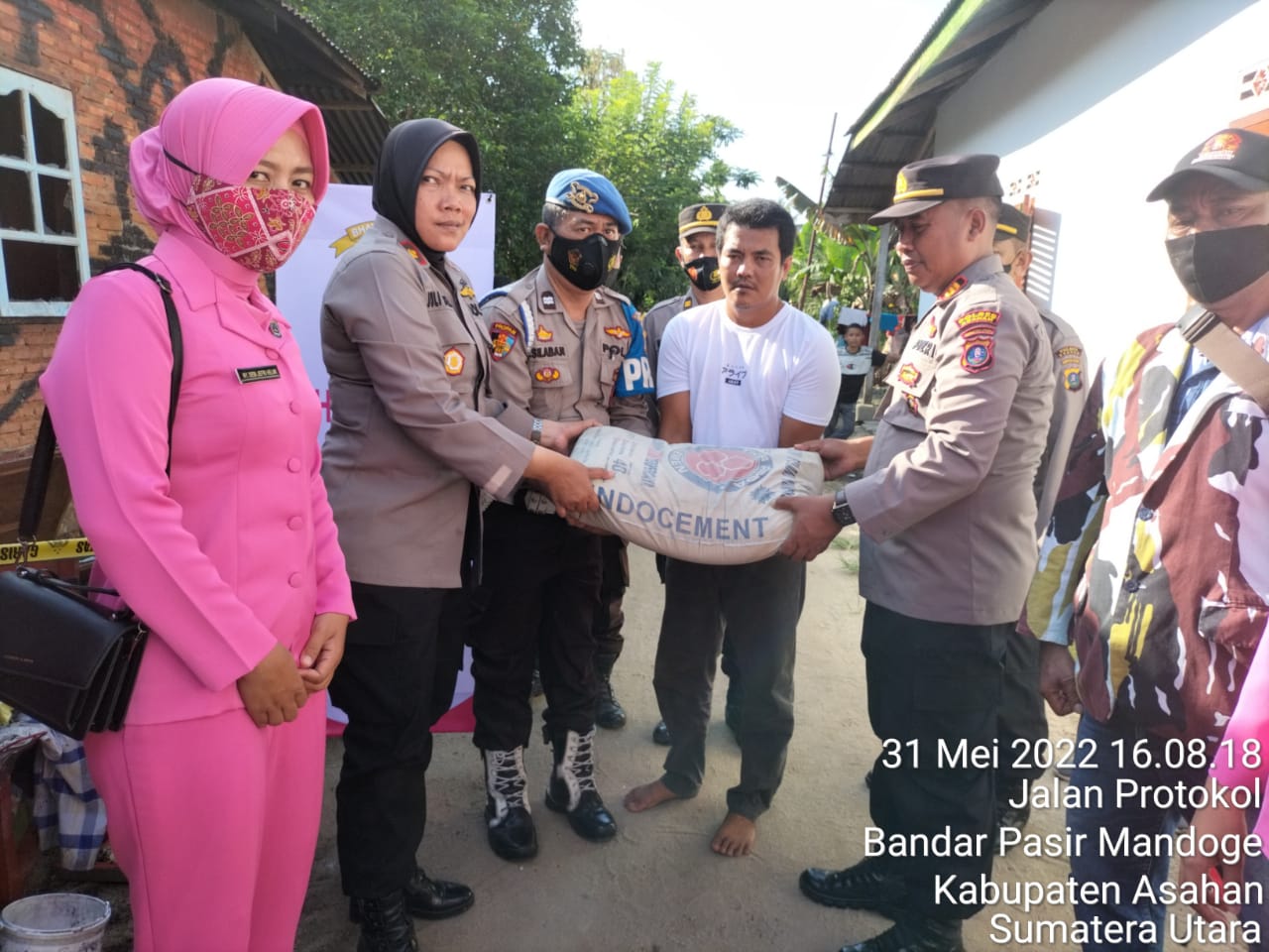 Polres Asahan Serahkan Bansos dari Kapolda Sumut kepada Korban Kebakaran