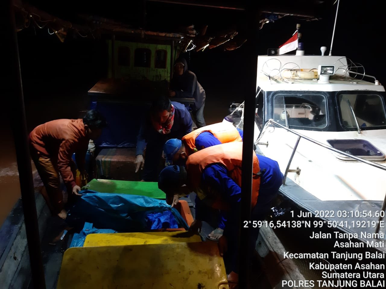 Patroli Perairan Personil Satpolair Polres Tanjungbalai Hentikan Kapal Tanpa Nama Guna Pemeriksaan