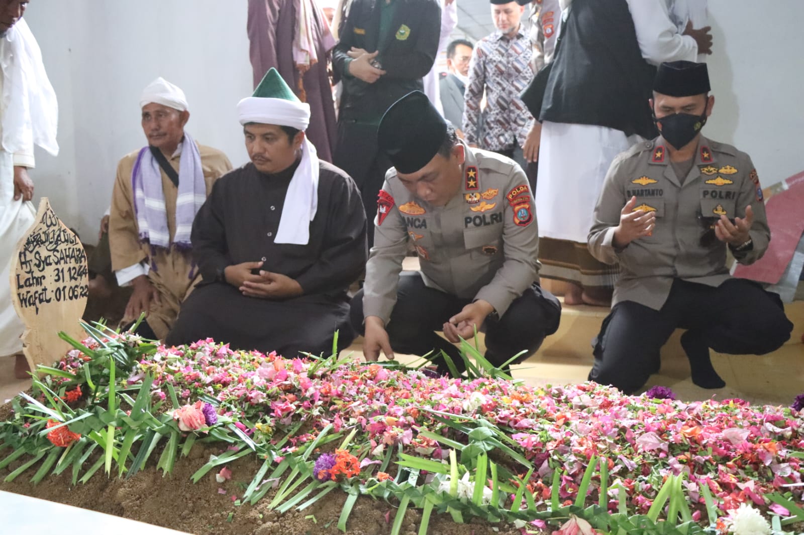Kapolda Sumut Ucapkan Belasungkawa di Pusara Ibunda Tuan Guru Batak