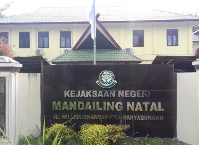 Tersangka Kasus Korupsi Dana Bos Afirmasi Disdik Madina Ditahan