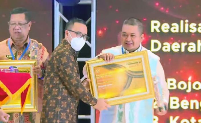 Bupati Tapsel Terima Penghargaan dari Kementerian Dalam Negeri