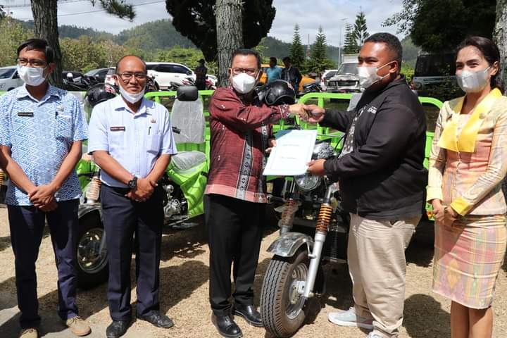 Bupati Toba Serahkan 20 Betor Pengangkut Sampah Kepada Kepala Desa