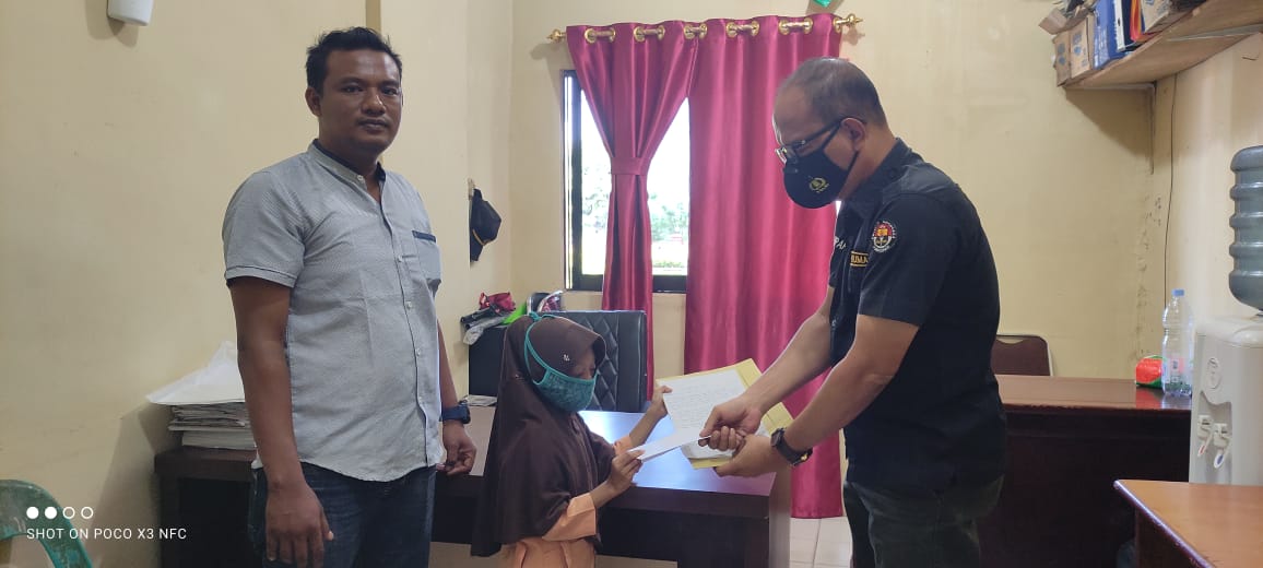 Kasie Humas Polres Asahan Terima Karya Tulis Surat untuk Kapolri dari Siswi Sekolah Dasar