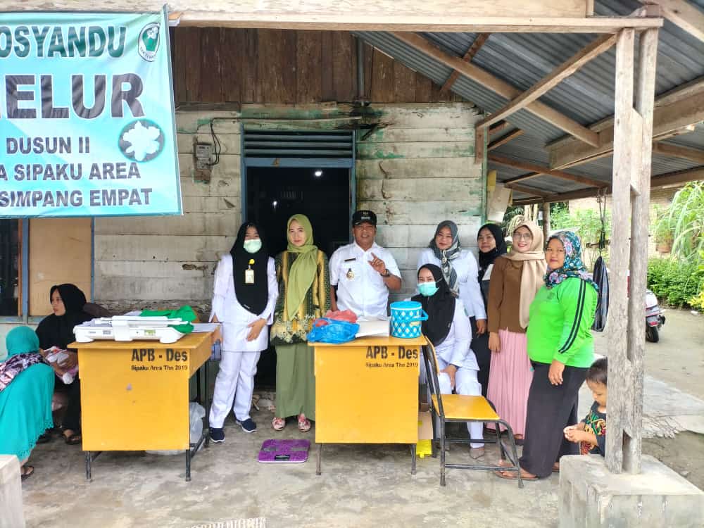 Meski Hari Libur, Kades Sipaku Area Luangkan Waktu Kunjungi Posyandu