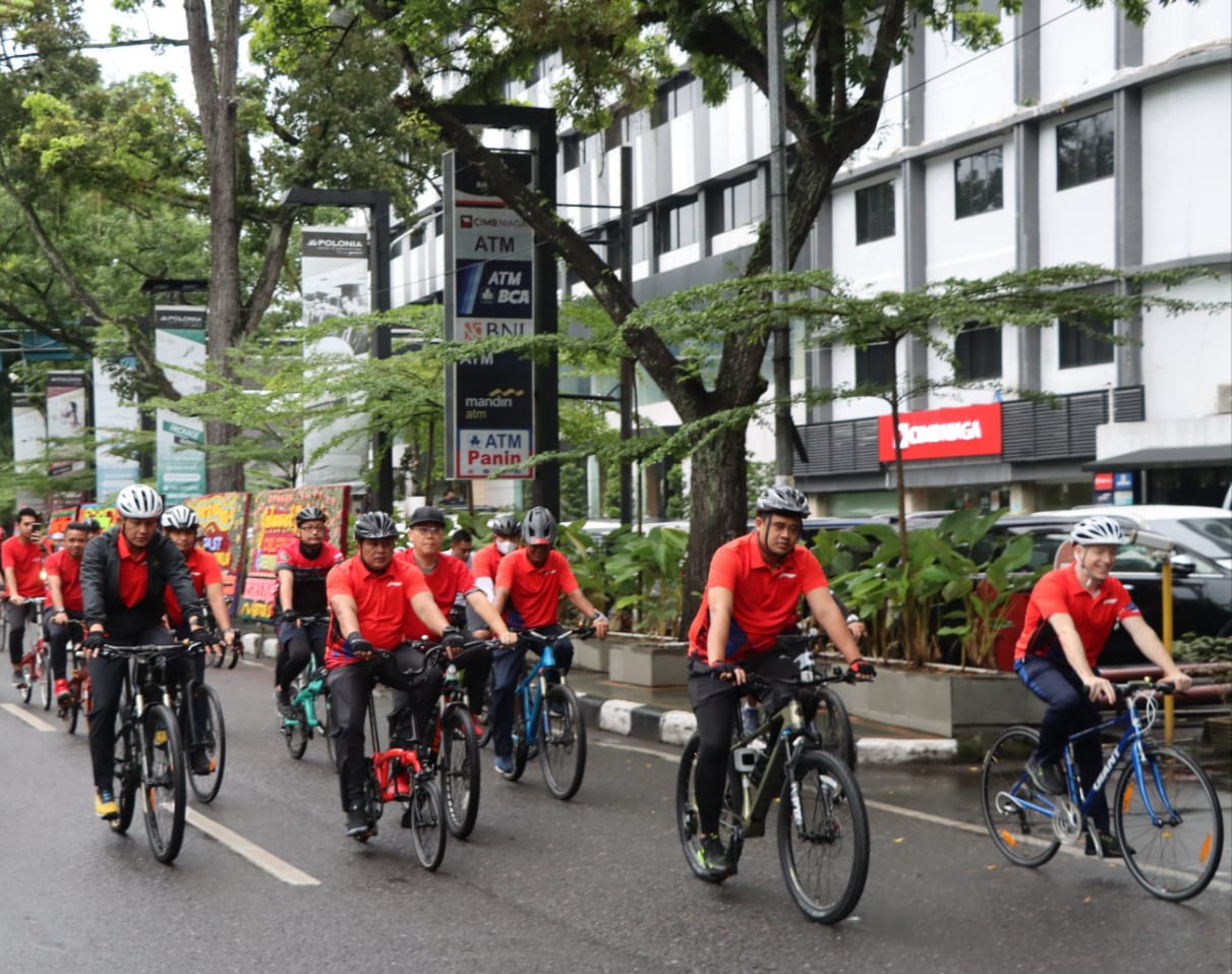 Kapolrestabes Medan Berkolaborasi Bersama Walikota Medan Bobby Afif Nasution Gowes Sekaligus Menyapa Warga