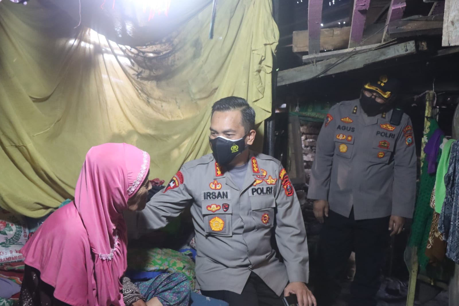 Ketika Kapolresta Deli Serdang Berikan bantuan Untuk Seorang Nenek Nurjannah br Lubis