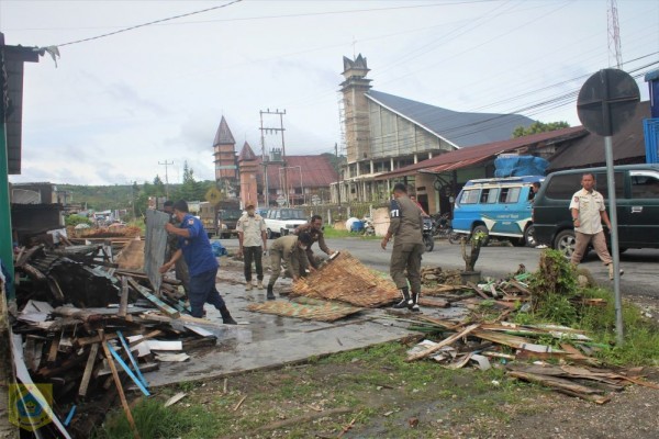 Satpol PP.. Kab.Pakpak Bharat Tertibkan Bangunan Dijalan Utama Kota SalakÂ 