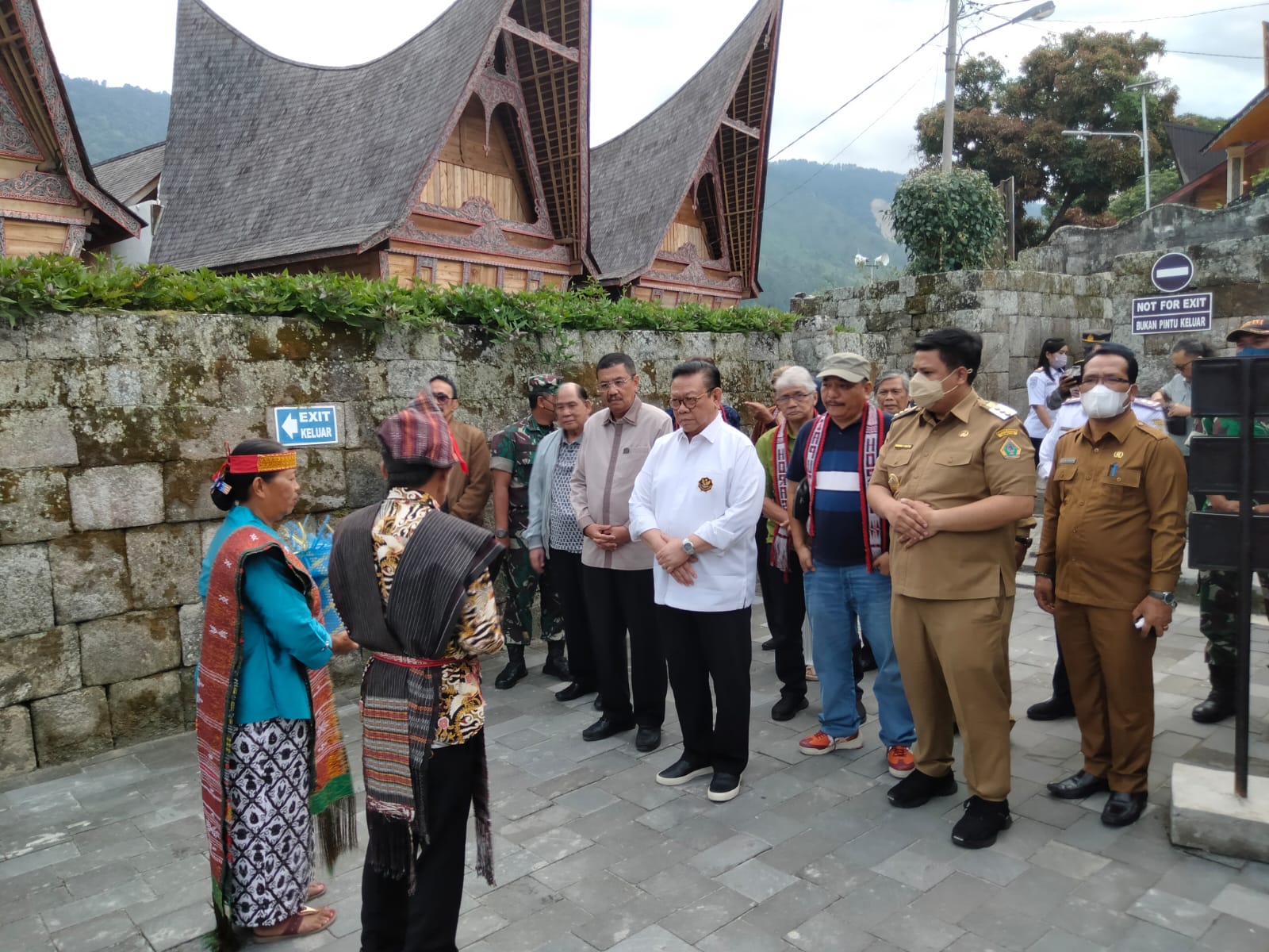 Anggota Dewan Pertimbangan Presiden Agung Laksono Kunjungi Huta Siallagan