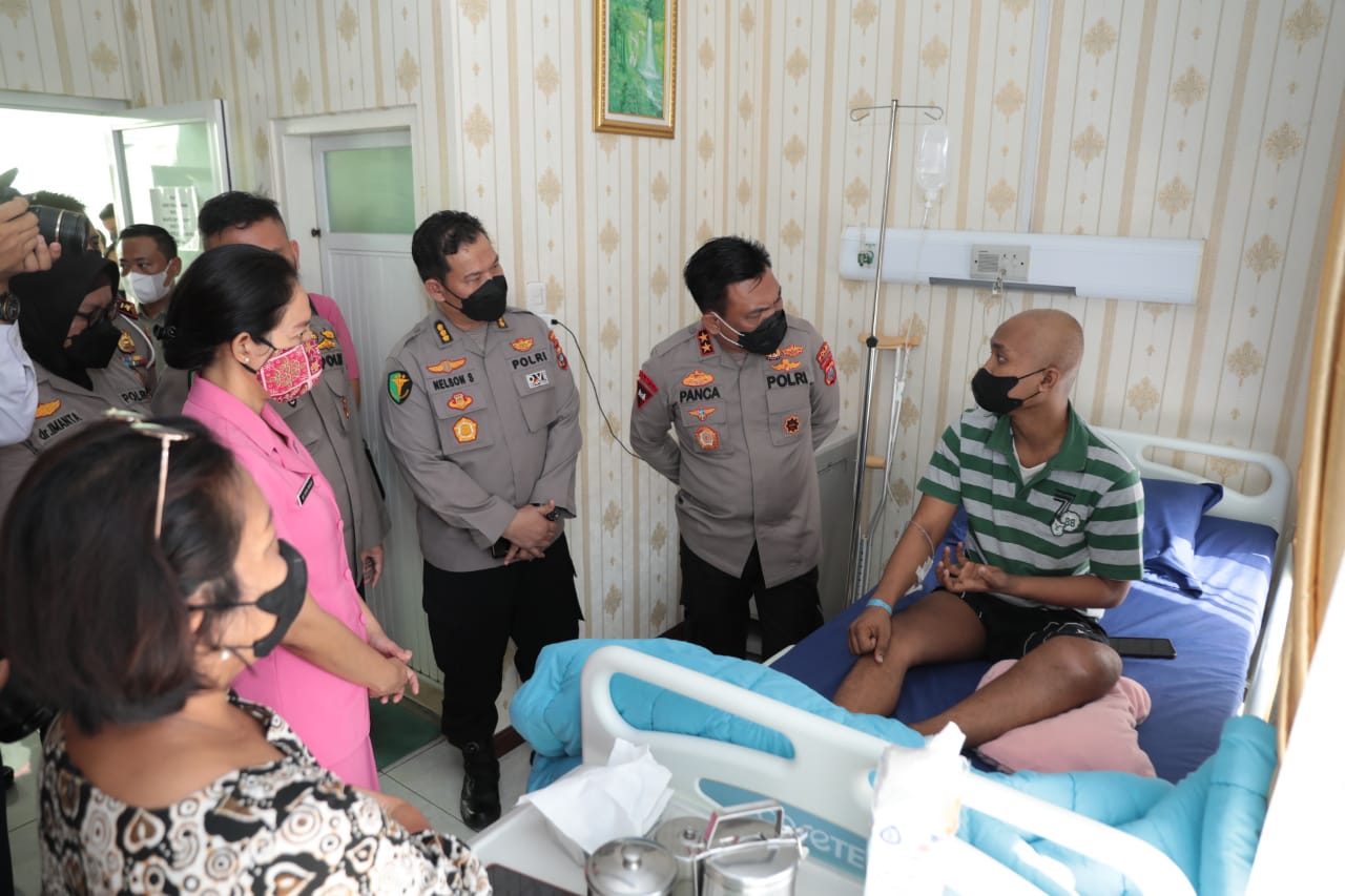 Wujud Kepedulian Pimpinan, Kapolda Sumut Jenguk Personel Yang Sakit