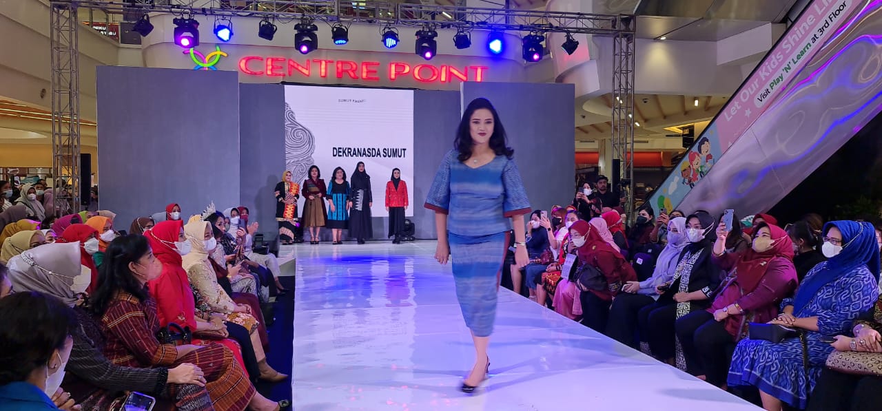 Ketua Dekranasda Kabupaten Toba Ikut Tampil di Sumut Fashion Week 2022