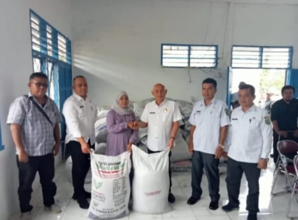 Kadis Pertanian Madina Salurkan Bantuan Pupuk Dari Dinas Ketapang Provsu