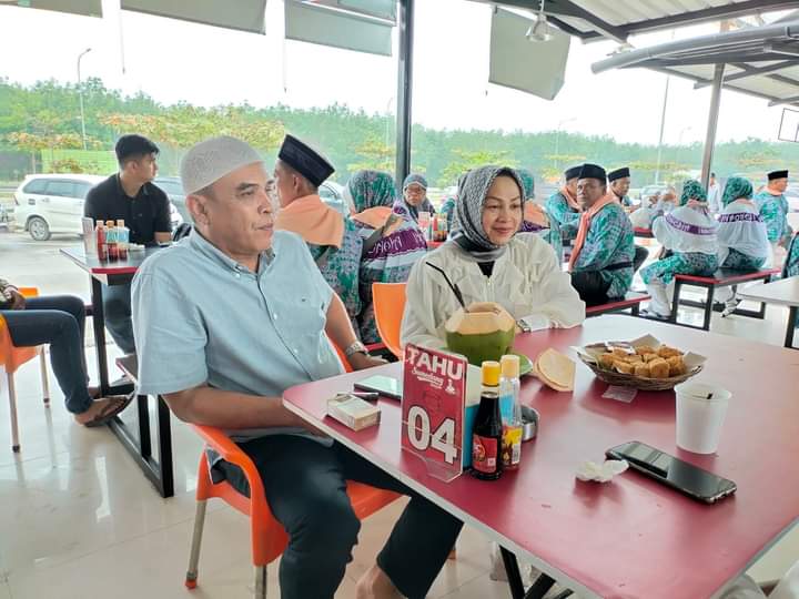 Bupati Madina dan Rombongan Calon Haji Istirahat di Rest Area