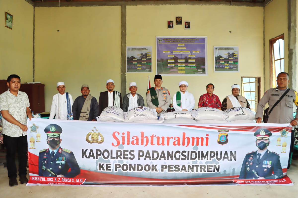 Kapolres Padangsidimpuan mengunjungi Ponpes  Al-Sholatiyah Desa Bargottopong