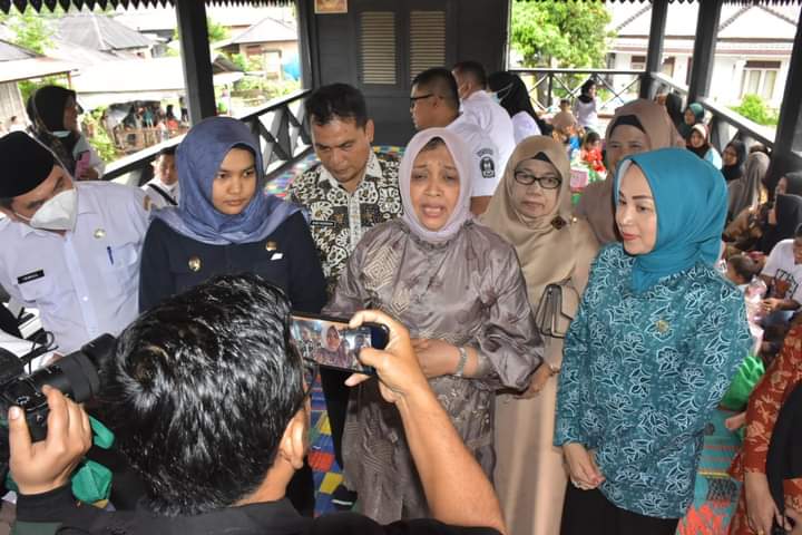 Kunjungi Penderita Stunting di Madina, Ketua TP PKK Sumut Bagi Makanan Bergizi.