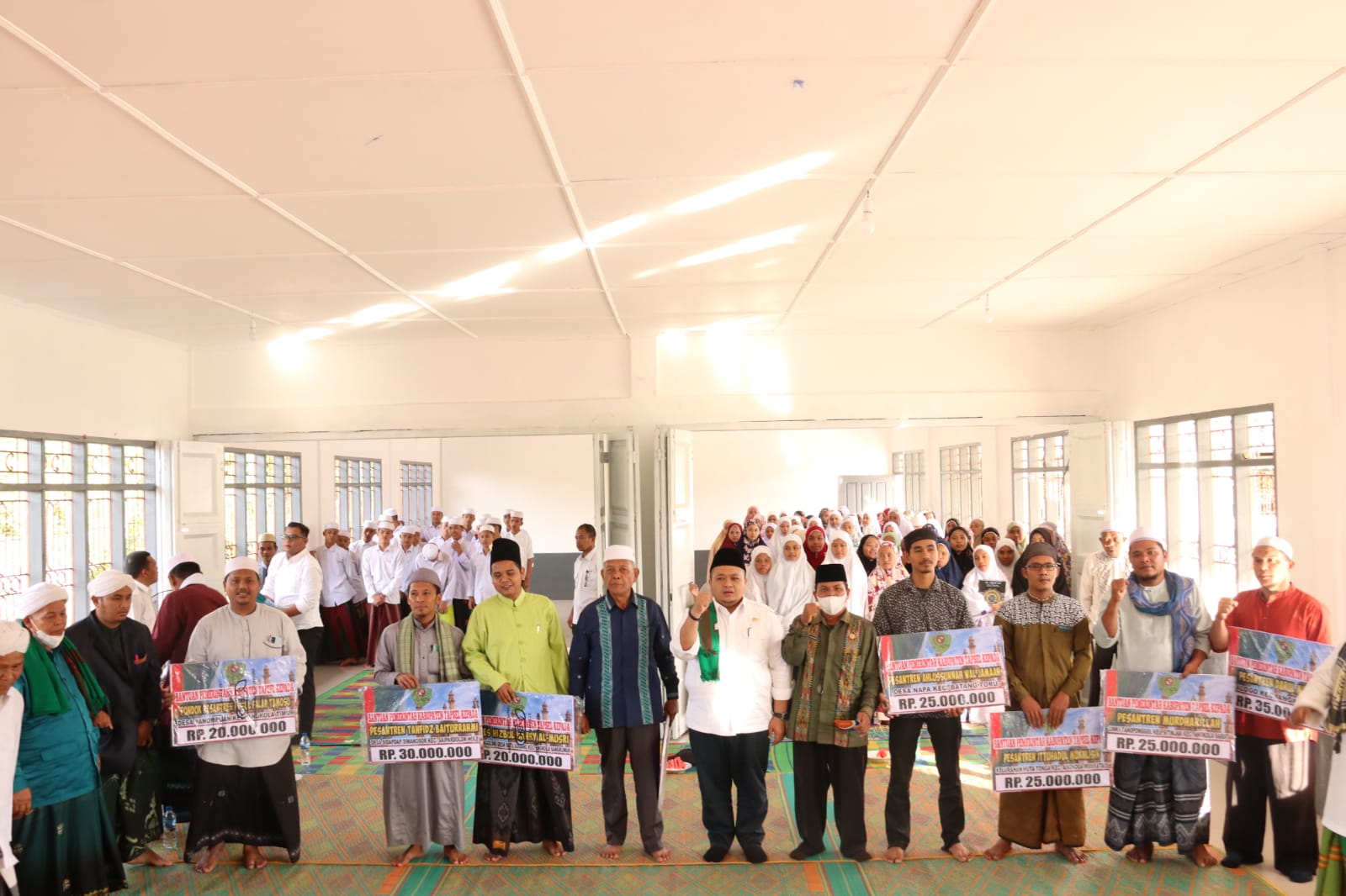 Bupati Serahkan Bantuan ke Pondok Pesantren se-Kabupaten Tapsel