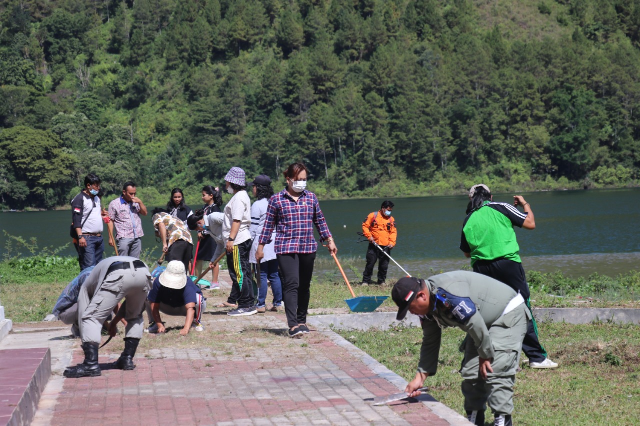 Jelang  Festival 1000 Tenda Kaldera Toba Pemkab Toba Melakukan Gotong Royong Massal di Desa Meat