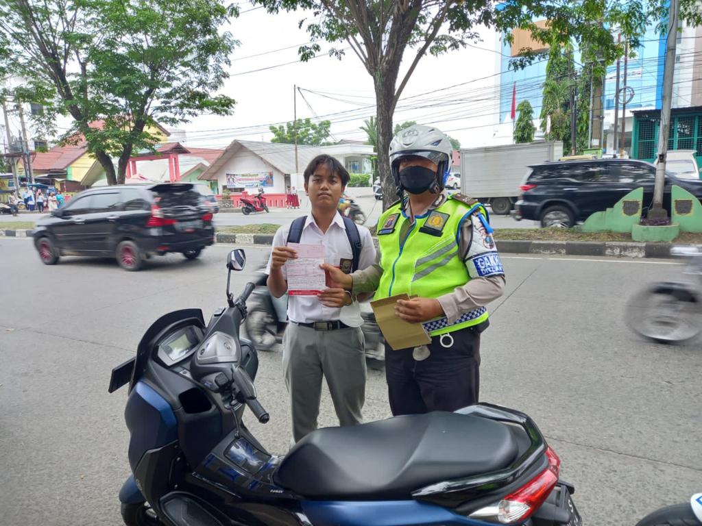 Hari Keempat Ops Patuh Toba 2022, Personil Beri Teguran Simpatik Kepada Pengguna Jalan