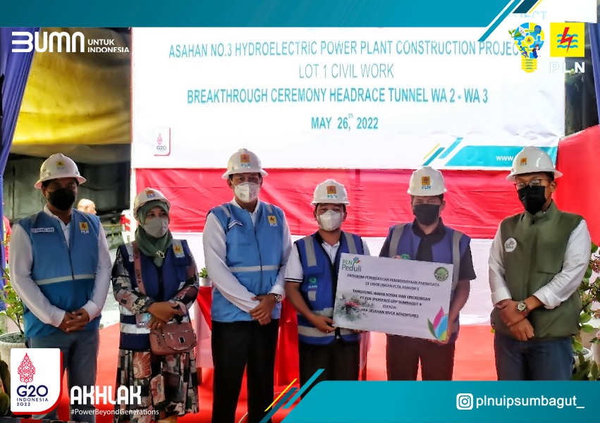 Direksi PLN Serahkan Bantuan TJSL Rp 400 Juta di Sekitar Proyek PLTA Asahan 3