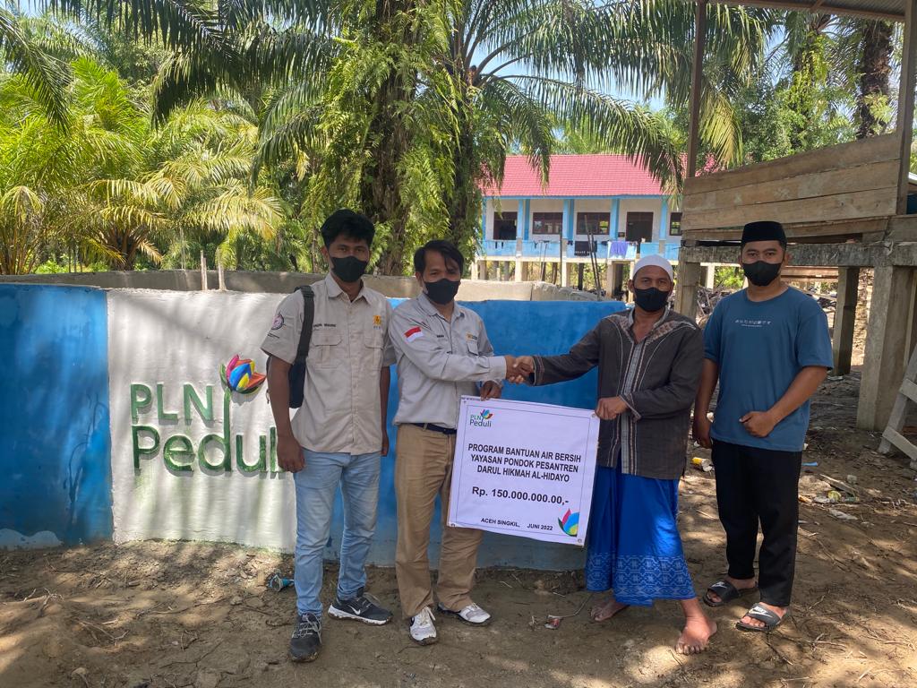 PLN UPP SBU I Bantu Rp 150 Juta Program Air Bersih Pesantren di Aceh Singkil