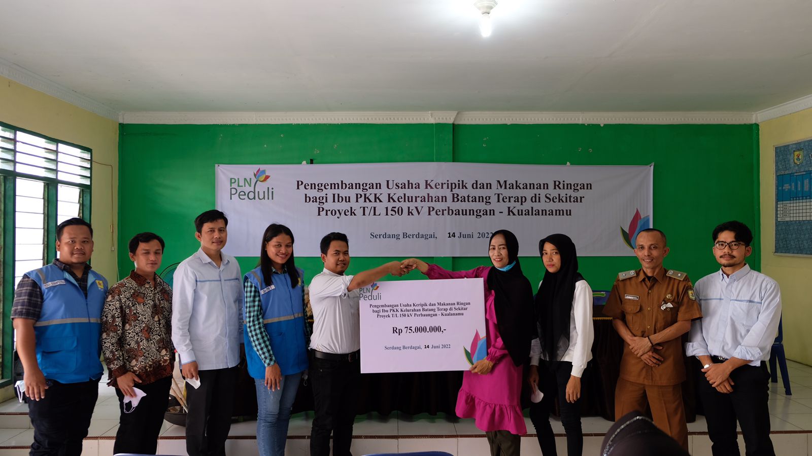 UMKM Usaha Kripik di Batang Terap Terima Bantuan Rp75 Juta dari PLN UPP SBU3