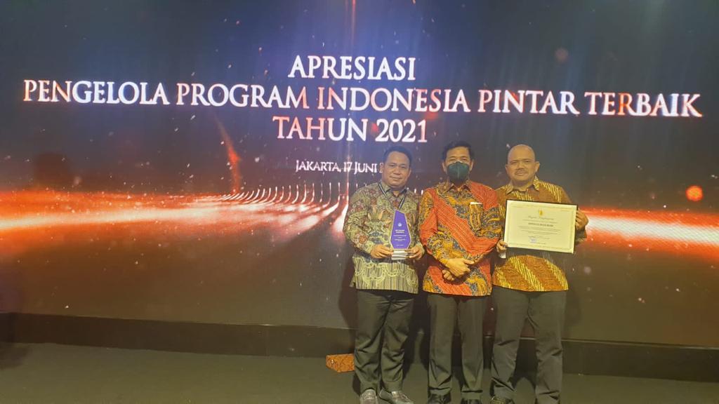 Unimed Terima Penghargaan Terbaik I Pengelola KIP-K PT 2021 dari Kemendikbudristek